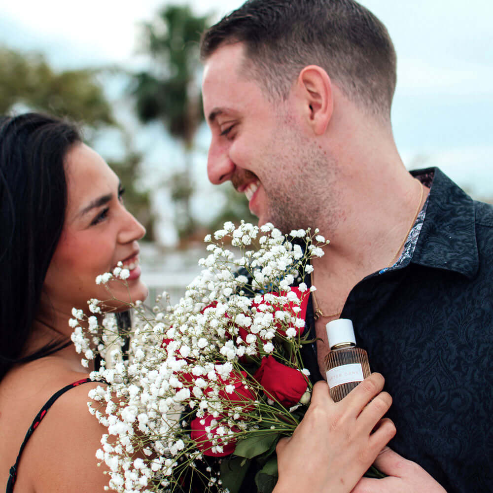 Couple with roses and perfume bottle (EOL-P-05DX_7)